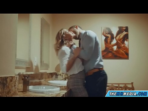 ❤️ Xa i-blonde ene-busty ikuhenda kwindlu yangasese yoluntu ❌ kuthi ❌️❤